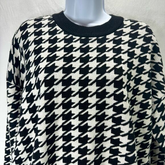 T Tahari  Black and White Houndstooth Sweater Size M - Picture 2 of 10